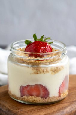 Çilekli manolya tatlısı. Koyu arkaplanda manolya tatlısı. Dünya mutfağı lezzetleri. Kapat.