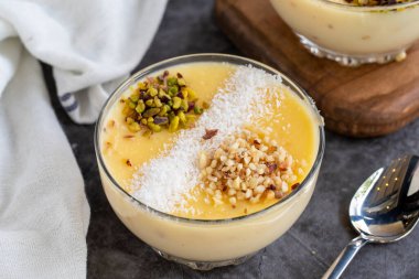 Keskul tatlısı. Türk mutfağı lezzetleri. Geleneksel lezzetli Türk Tatlıları. Kapat.