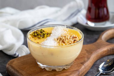 Keskul tatlısı. Türk mutfağı lezzetleri. Geleneksel lezzetli Türk Tatlıları. Kapat.