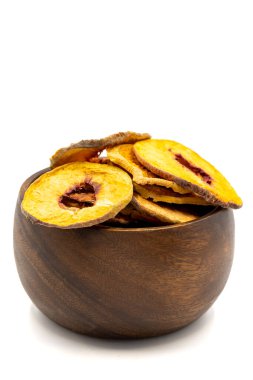 Kurutulmuş şeftali dilimleri. Dilimlenmiş kuru şeftali, beyaz arka planda izole edilmiş. Kurutulmuş meyve. Kapat.