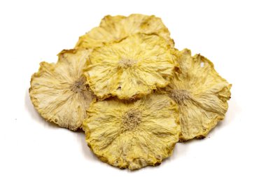 Kurutulmuş ananas dilimleri. Beyaz arka planda izole edilmiş dilimlenmiş kuru ananas. Kurutulmuş meyve. Kapat.