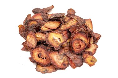 Kurutulmuş çilek dilimleri. Beyaz arka planda izole edilmiş dilimlenmiş çilekler. Kurutulmuş meyve. Kapat.