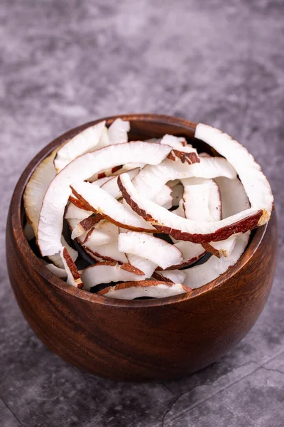 Gedroogde Kokosnoten Droog Gesneden Kokosnoot Donkere Achtergrond Zongedroogde Vruchten Close — Stockfoto