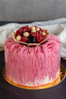 Kutlama ahududu keki. Arka planda meyveli doğum günü pastası. Kapat.