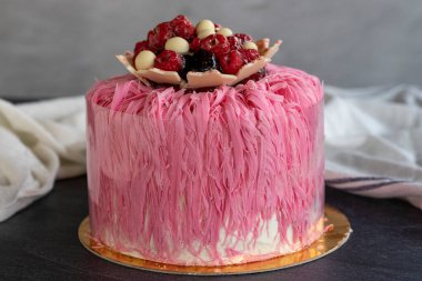 Kutlama ahududu keki. Arka planda meyveli doğum günü pastası. Kapat.