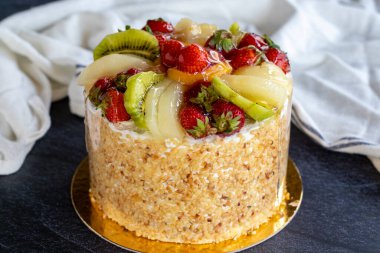 Fındıklı Kutlama Keki. Arka planda meyveli doğum günü pastası. Kapat.