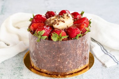 Çilekli Pasta. Beyaz arka planda meyveli pasta. Kapat.