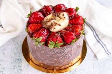 Çilekli Pasta. Beyaz arka planda meyveli pasta. Kapat.