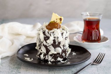 Kestane keki. Beyaz arka planda kestane rengi küçük bir kutlama pastası. Kapat.