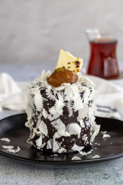 Kestane keki. Beyaz arka planda kestane rengi küçük bir kutlama pastası. Kapat.