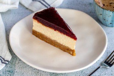 Ahududulu Cheesecake. Beyaz arka planda peynirli kek tatlısı. Dünya mutfağı lezzetleri. Kapat.