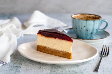 Ahududulu Cheesecake. Beyaz arka planda peynirli kek tatlısı. Dünya mutfağı lezzetleri. Kapat.