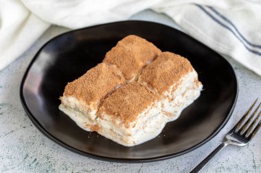 Soğuk baklava. Beyaz arka planda süt olan baklava. Türk mutfağı lezzetleri. Kapat.
