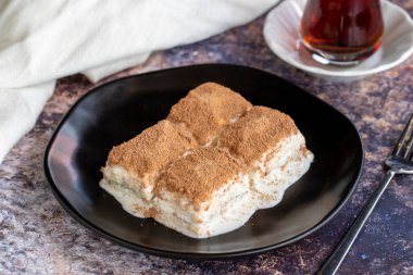 Soğuk baklava. Renkli arka planda süt olan baklava. Türk mutfağı lezzetleri. Kapat.