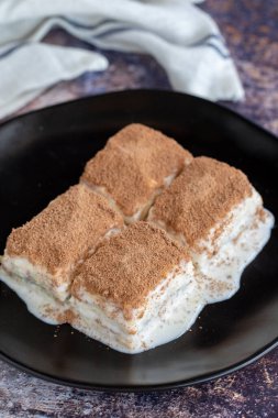 Soğuk baklava. Renkli arka planda süt olan baklava. Türk mutfağı lezzetleri. Kapat.