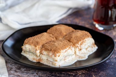 Soğuk baklava. Renkli arka planda süt olan baklava. Türk mutfağı lezzetleri. Kapat.