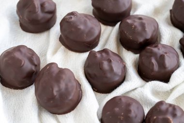 Fındıklı çikolata. Beyaz arka planda özel fındıklı çikolata. Kapat.