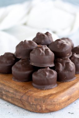 Fındıklı çikolata. Beyaz arka planda özel fındıklı çikolata. Kapat.