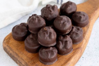 Fındıklı çikolata. Beyaz arka planda özel fındıklı çikolata. Kapat.