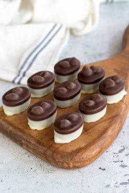 Fındıklı çikolata. Beyaz arka planda özel fındıklı çikolata. Kapat.