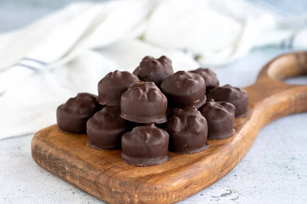 Haselnussschokolade Spezielle Haselnussschokolade Auf Weißem Hintergrund Nahaufnahme — Stockfoto