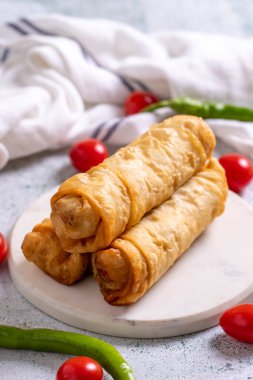 Pacanga pastası. Pastirma (pastırma) ve çedar peynirli Türk Pacanga Boregi. Geleneksel Türk mutfağı lezzetleri. Kapat.