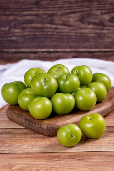 Green Plum Wood Background Pile Green Plums Wooden Serving Plate — Stockfoto