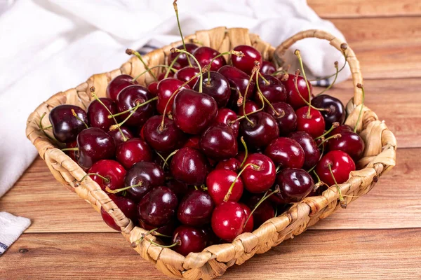 Cerise Fraîche Cerises Mûres Dans Panier Sur Fond Bois Cerises — Photo