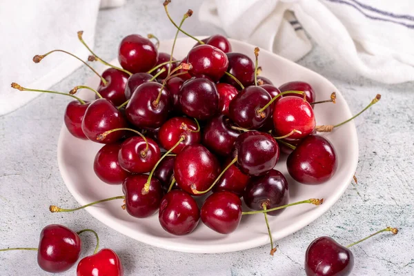 Cerise Fraîche Cerises Mûres Dans Une Assiette Sur Fond Pierre — Photo