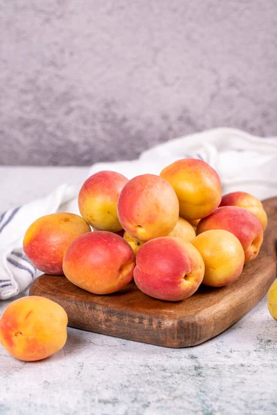 Fresh Apricots Ripe Apricots Wooden Serving Platter Stone Background Bulk — Stock Photo, Image