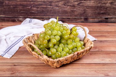 Taze yeşil üzümler. Tahta arka planda olgun üzümler. Toplu üzüm. Kapat.