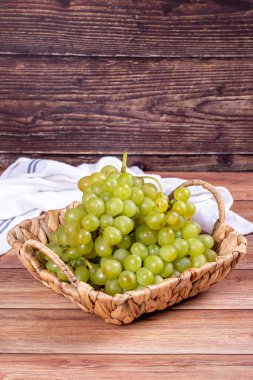 Taze yeşil üzümler. Tahta arka planda olgun üzümler. Toplu üzüm. Kapat.