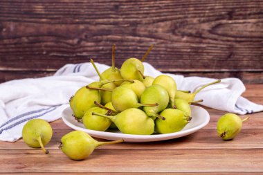 Taze armut. Ahşap arka planda olgun armutlar. Toplu armut. Kapat.