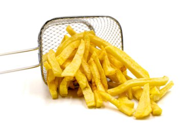 Kızarmış patates. Beyaz arka planda izole edilmiş patates kızartması. Kızartma kablosunda servis edilen patates kızartmaları. Kapat.