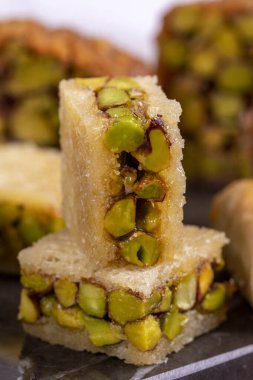 Fıstıklı baklava. Baklava beyaz arka planda izole edilmiş. Geleneksel Türk mutfağı lezzetleri. Fıstıkla dolu baklava. Kapat.