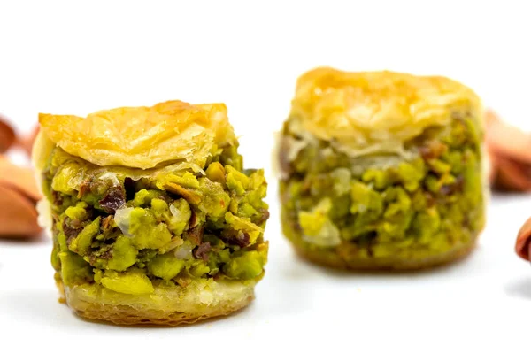 Fıstıklı baklava. Baklava beyaz arka planda izole edilmiş. Geleneksel Türk mutfağı lezzetleri. Fıstıkla dolu baklava. Kapat.