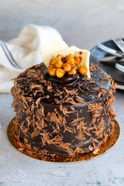 Kutlama pastası. Taştan bir arka planda krokusu olan doğum günü pastası. Çikolata kaplı pasta. Kapat.