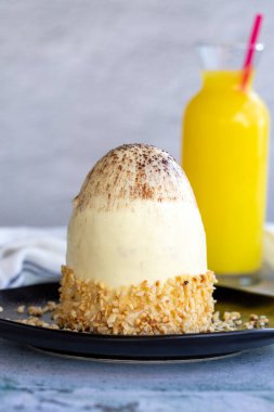 Beyaz çikolatalı pasta. Taş zeminde çikolatalı pasta. Kapat.