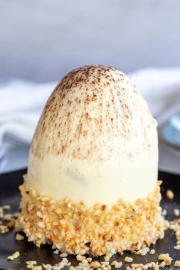 Beyaz çikolatalı pasta. Taş zeminde çikolatalı pasta. Kapat.