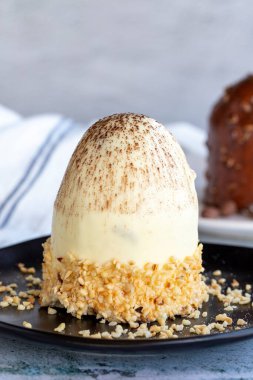 Beyaz çikolatalı pasta. Taş zeminde çikolatalı pasta. Kapat.