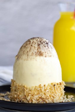 Beyaz çikolatalı pasta. Taş zeminde çikolatalı pasta. Kapat.