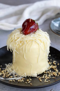 Çilekli pasta. Taş zeminde beyaz çikolatalı pasta. Kapat.