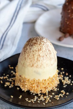 Beyaz çikolatalı pasta. Taş zeminde çikolatalı pasta. Kapat.