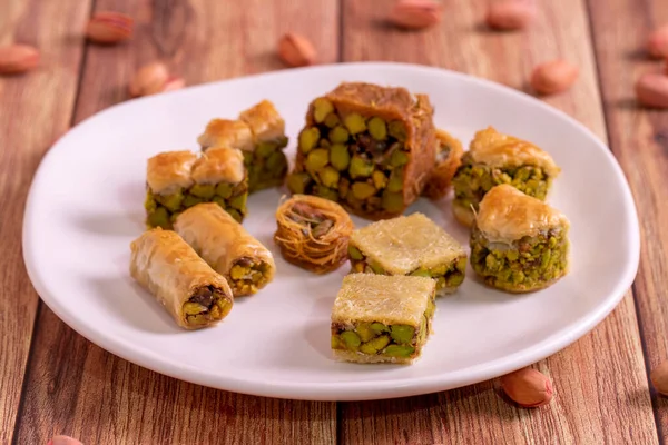 Mélanger Baklava Aux Pistaches Assortiment Baklava Pistache Sur Fond Bois — Photo