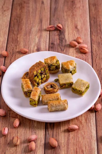 Mélanger Baklava Aux Pistaches Assortiment Baklava Pistache Sur Fond Bois — Photo