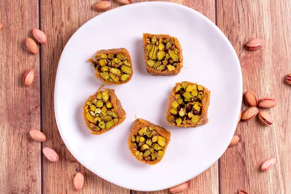 Pistachio Kadayif Dessert Kadayif Baklava Pistachio Filling Wooden Floor Turkish — Stockfoto