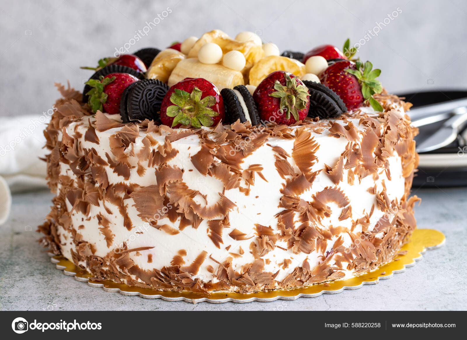 Pastel Frutas Chocolate Blanco Pastel Frutas Sobre Fondo Piedra Celebración  — Foto de stock #588220258 © enezselvi, image size:1600x1167