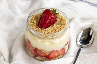 Çilekli manolya. Kayadan bir arka planda kremalı ve çilekli tatlı. Dünya mutfağı lezzetleri. Kapat.