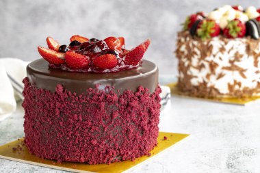 Meyveli kek. Taş zeminde beyaz çikolata ve meyveli pasta. Kutlama ve doğum günü pastası. Kapat.