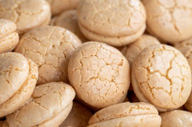 Türk kurabiyesi. Geleneksel Türk mutfağı lezzetleri. Badem unundan yapılmış çıtır kurabiyeler. Yerel adı acibadem kurabiyesi. Kapat.